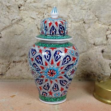 Cette jarre en céramique est un pot de style oriental, décoré de motifs géométriques entrelacés.  Domozoom