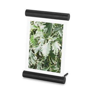 Le cadre photo Scroll possède un design moderne avec ses deux piliers en bois et son verre trempé exposé. Il peut être posé aussi bien à la verticale qu'à l'horizontale ...