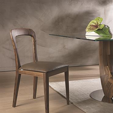 La chaise Gaya sortie lors du Salon du Meuble de Milan en 2015 est disponible en noyer massif et cuir, ... Domozoom