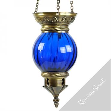 Lampes orientales en verre coloré, diffusant des lumières féériques et enchanteresses.  Domozoom