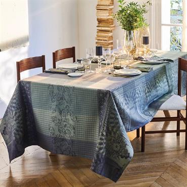 Nappe 100% coton damassé (jacquard) fabriquée en France à Gérardmer. Motifs dont la finesse est particulièrement mise en valeur par le tissage en compte serré. Cette nappe bénéficie du traitement ...
