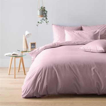 Nous vous présentons cette collection en pure percale lavée qui à la particularité d'associer la douceur de la percale à un aspect légèrement froissé. Nul besoin de la repasser grâce ...