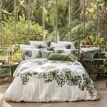 Housse de couette en percale de coton 80 fils/cm², 100% coton, avec motifs linéaires imprimés au recto. Verso en percale unie coloris naturel. Produit prélavé : effet froissé permanent, repassage ...