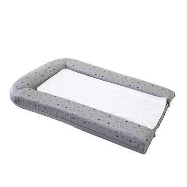 Le matelas à langer + 2 carrés éponges étoiles gris de la marque Domiva est moelleux et offre un change confortable à l'enfant. L'épaisseur de sa mousse apporte à bébé ...
