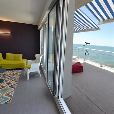 Salon coloré avec vue sur l'Océan. 