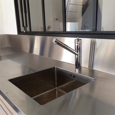 Le plan est une conception en L, les 2 plans sont juxtaposés avec une finition en inox brossé pour plus ... Domozoom