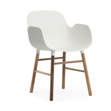 Chaise avec accoudoirs en noyer naturel et pp blanc Form - Normann Copenhagen