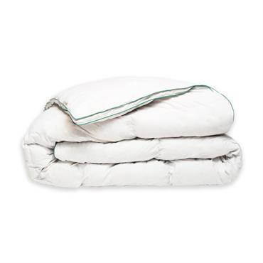 Cette couette est eco-responsable : son enveloppe est en percale 100% coton 91 fils/cm². Son garnissage est en duvet et plumettes recyclés de canard et oie. De plus, son packaging ...