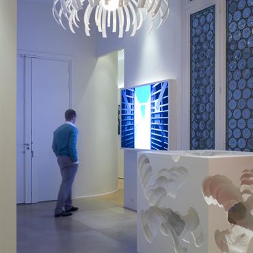 Appartement haut de gamme de 245m². 
Une cuisine professionnelle, une chambre spacieuse, de la domotique, des scénarios d’éclairage, des revêtements ... Domozoom