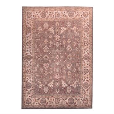 Le design vintage de ce tapis Adara semble provenir d'une époque révolue. Les motifs fins, avec des couleurs qui semblent délavées, rappellent les grandes œuvres d'art des tapis de l'Orient ...