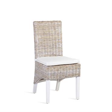 Chaise en rotin beige blanchi avec coussin