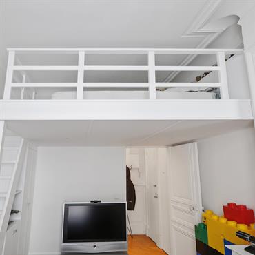 Realsiation d'une mezzanine sur mesure pour agrandire une chambre d'enfant
