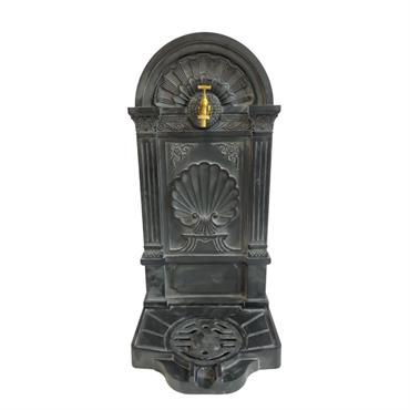 Dimensions: L.42 x l.32 x Ht.84 cm. Style : Maison de campagne rustique. Matériau et avantages : Fontaine de jardin à poser au sol en résine noire, offrant à la ...