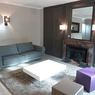 Salon lumineux avec placard encatré 