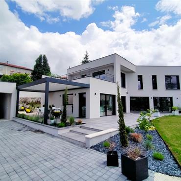 Architecture moderne en 'V' adaptée à la configuration du terrain.
Espace paysager  