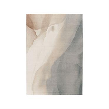 Ce tapis raffiné arbore un motif tissé à poils coupés de 8,5 mm en polyester recyclé, sublimant des motifs abstraits inspirés de la peinture et de l'aquarelle, tout en intégrant ...