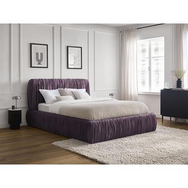 LE PRODUIT Le lit coffre BLAIR redéfinit le design contemporain en alliant des formes géométriques audacieuses à des finitions délicatement arrondies. Son revêtement drapé, marqué par des plis subtils, lui ...