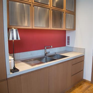 Vue globale de la cuisine, avec ses plans de travails et crédences réalisées en Beton Lege® authentique brut vitrifié. 