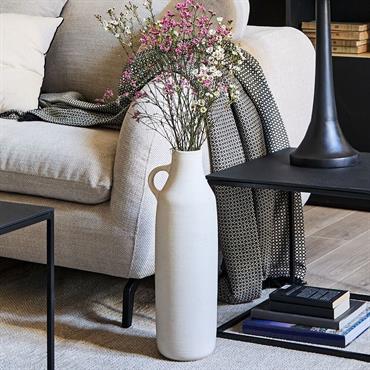 Vase au design méditerranéen. Avec sa forme originale et son matériau délicat, ce vase pichet donne du cachet à votre table basse ou votre buffet et apporte un effet naturel et moderne à votre pièce. Ce ...