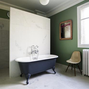 Salle de bain 01, baignoire sur pied ancienne restaurée et douche à l'italienne 