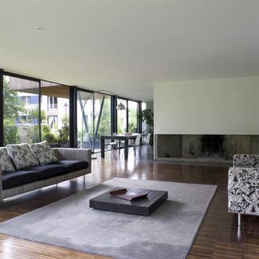 Grand salon ouvert sur le jardin,  parquet. 
