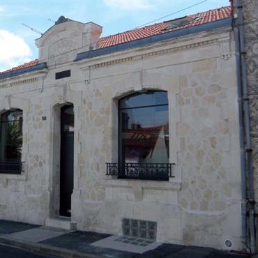 Façade en pierre typique de La Rochelle 