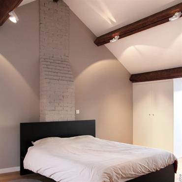 Chambre moderne aux tons naturels avec plafond poutres apparentes et parquet
