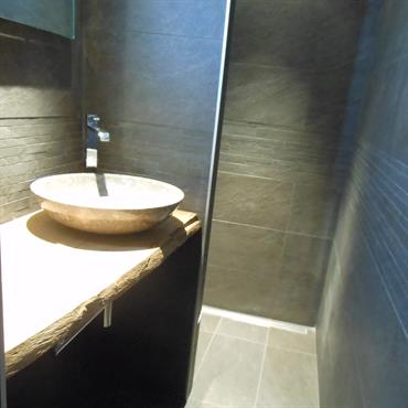 Salle de bain en carrelages gris, douche à l'italienne 
