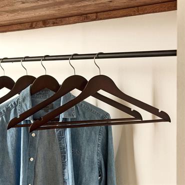 Cliquez pour agrandir et passer en diaporama Lot de 5 cintres en bois - marronTAO