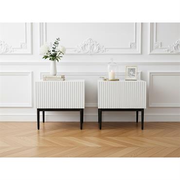 Le lot de 2 chevets KASHA se distingue par son design moderne et épuré, alliant un revêtement blanc texturé effet rainuré et des pieds noirs élégants. Chacun des chevets est ...