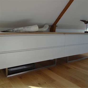 Rangement dans une pièce mansardée 