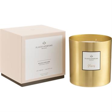 Grande bougie sensuelle et gourmande. Des notes gourmandes de fèves de tonka et de canelle avec une touche de noisette, tous ces parfums qui se mêlent afin de créer une ...