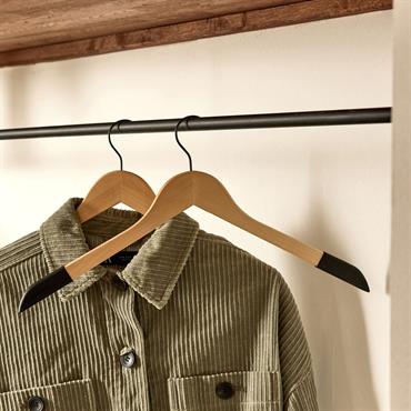 Cliquez pour agrandir et passer en diaporama Lot de 2 cintres en bois d'eucalyptus - naturelRISSO