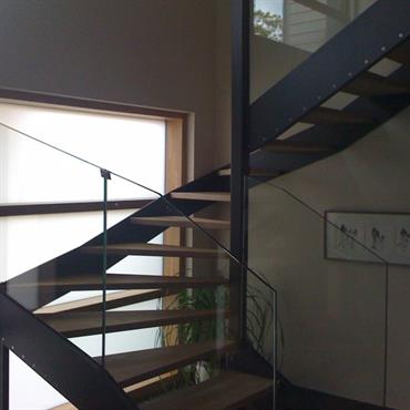 Escalier demi-tournant en acier, bois et verre 
