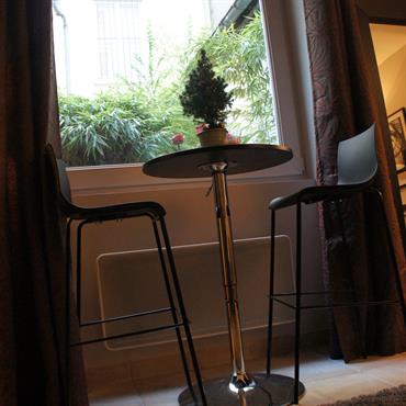 Table et chaises de bar près de la fenêtre