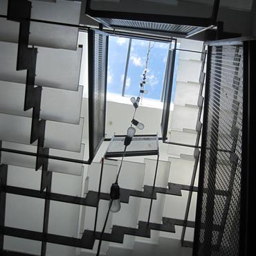 Escalier design en acrylique et métal 
