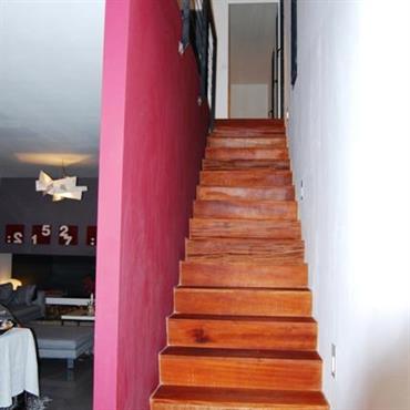 Escalier en bois, mur d'échiffre couleur framboise 