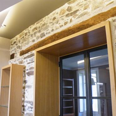 Mur en pierres apparentes de style régional. Cadres en bois 