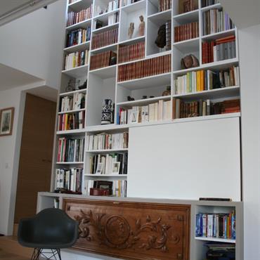 Grande bibliothèque encastrée 