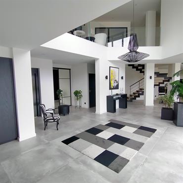 Hall d'entrée déplafonné en grande hauteur 
