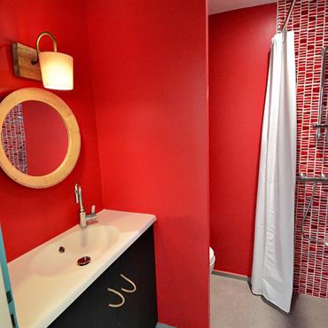 Salle d'eau rouge Salle d'eau rouge