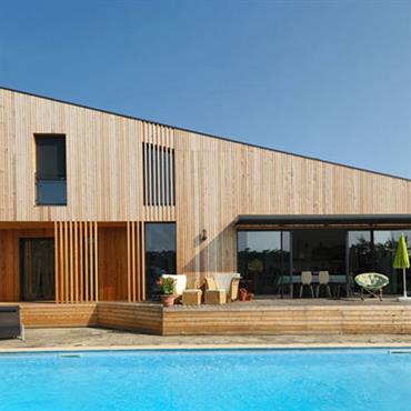 Villa en bois et jardin avec piscine  
