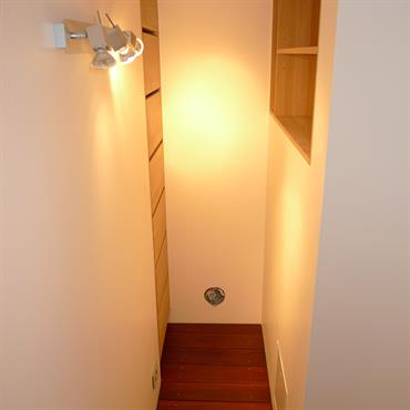 Placée sous l'escalier, la première partie de cette cave est destinée à accueillir des légumes dans des tiroirs ventilés et des conserves sur les étagères. Cette partie dessert la cave ...