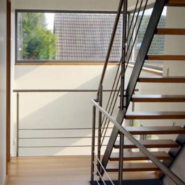 Escalier de style industriel avec bois et métal. 
