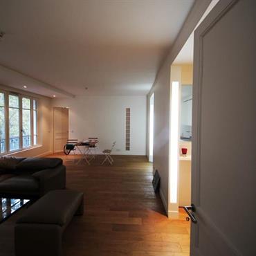 Pièce à vivre contemporaine, aménagement minimal. Parquet en chêne massif 