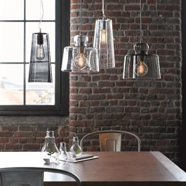Suspensions en verre fumé ou transparent dans une salle à manger d'esprit industrie