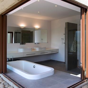 Salle de bain semi-ouverte ; baie vitrée coulissante 
