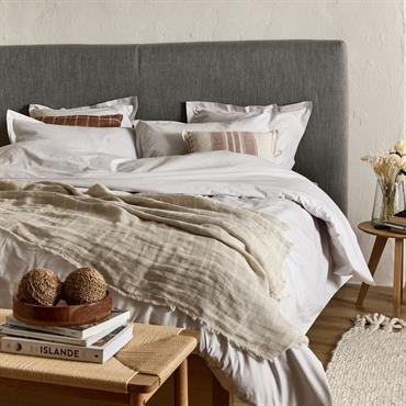 Tête de lit élégante. La tête de lit manti en gris granite transforme votre chambre en un cocon raffiné. Sa teinte grise et sa texture moelleuse, grâce au rembourrage en ...