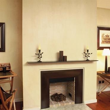 Cheminée avec encadrement et tablette en ardoise, sol parquet merbau, murs peinture décorative à la chaux 