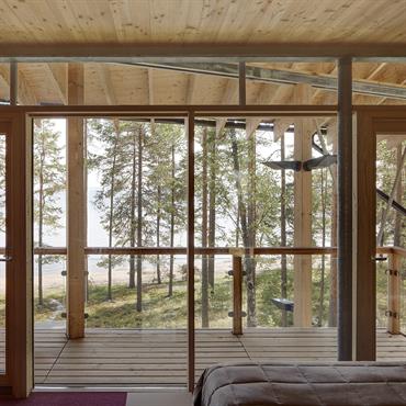 Chambre parentale à l'étage avec balcon sur le lac Saïma 